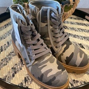 Sugar Camo Lace Boots Women’s Size 7.5 NWT